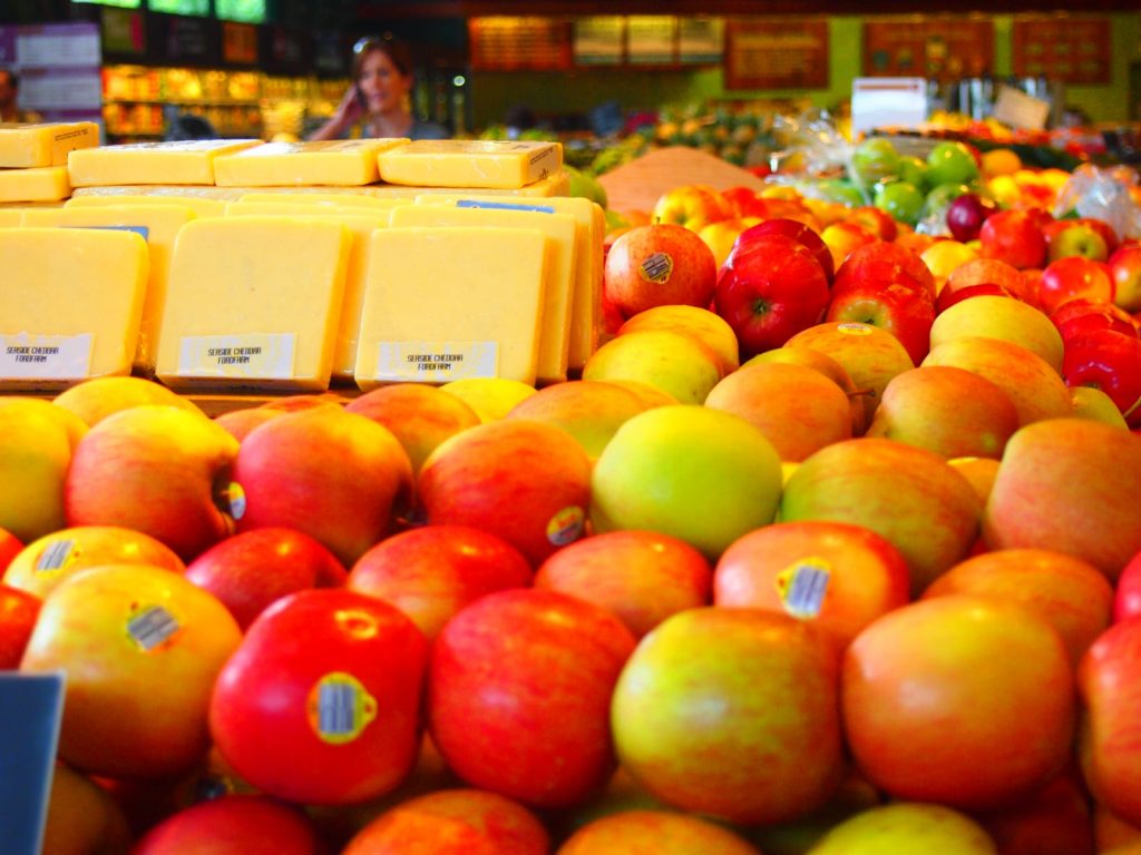 海外の市場でりんごがたくさん並んでいる画像