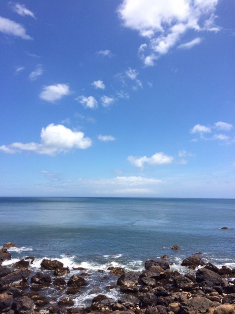 青空がきれいな海岸と海の画像