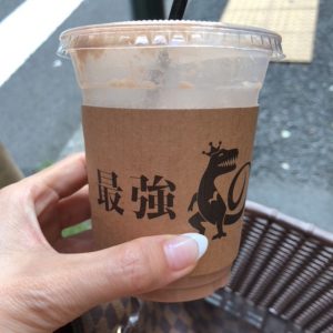 最強のバターコーヒーのカップを手で持った写真の画像