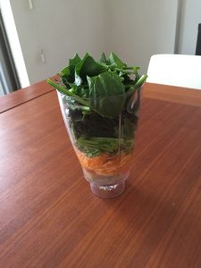 グラスに入ったみかんと野菜の写真の画像