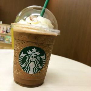 スタバのフラペチーノが白いテーブルの上に置かれている写真の画像