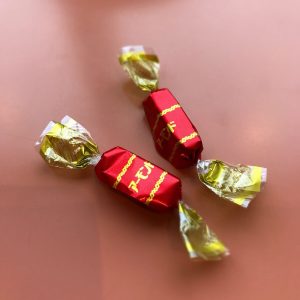 赤い包みに入ったキャンディの写真の画像
