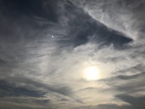 薄曇りの空の写真の画像
