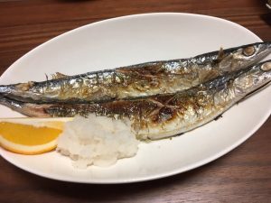 白いお皿に焼きサンマ2尾とレモンと大根おろしが乗った写真の画像