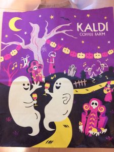 かわいいおばけがワイングラスを持って話してるハロウィン仕様のイラストの画像