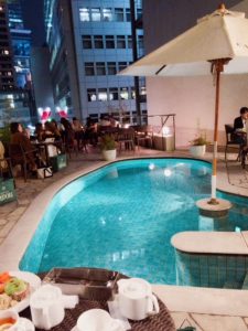 おしゃれなカフェの小さなプールの写真の画像