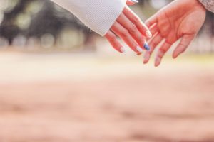 手をつなぐ直前の男女の写真の画像