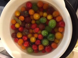 ミニトマトがピクルス液に漬かっている写真の画像