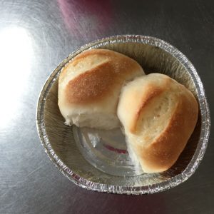 アルミの容器に入った手作りロールパンの写真の画像