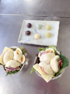 アルミの容器に入ったピカタサンドの写真の画像