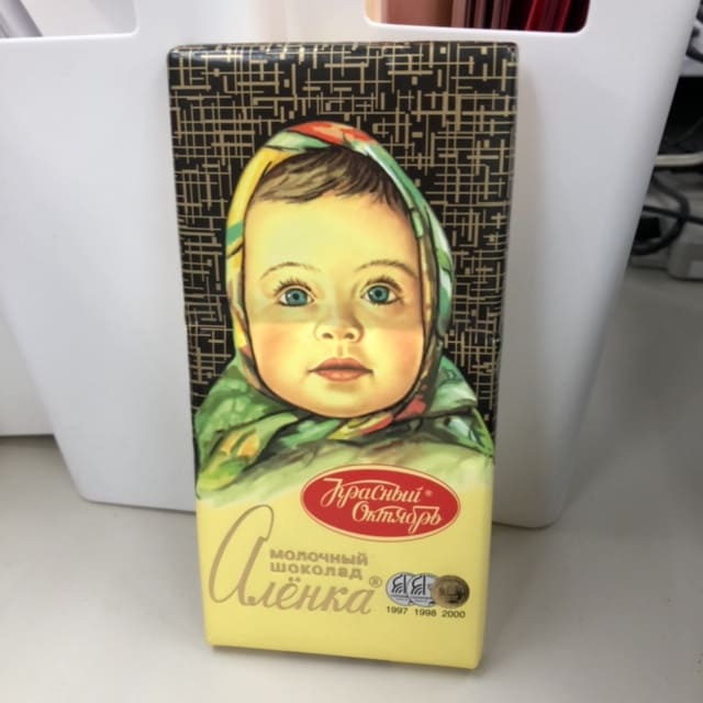 赤ちゃんのイラストが書かれたチョコのパッケージ写真の画像