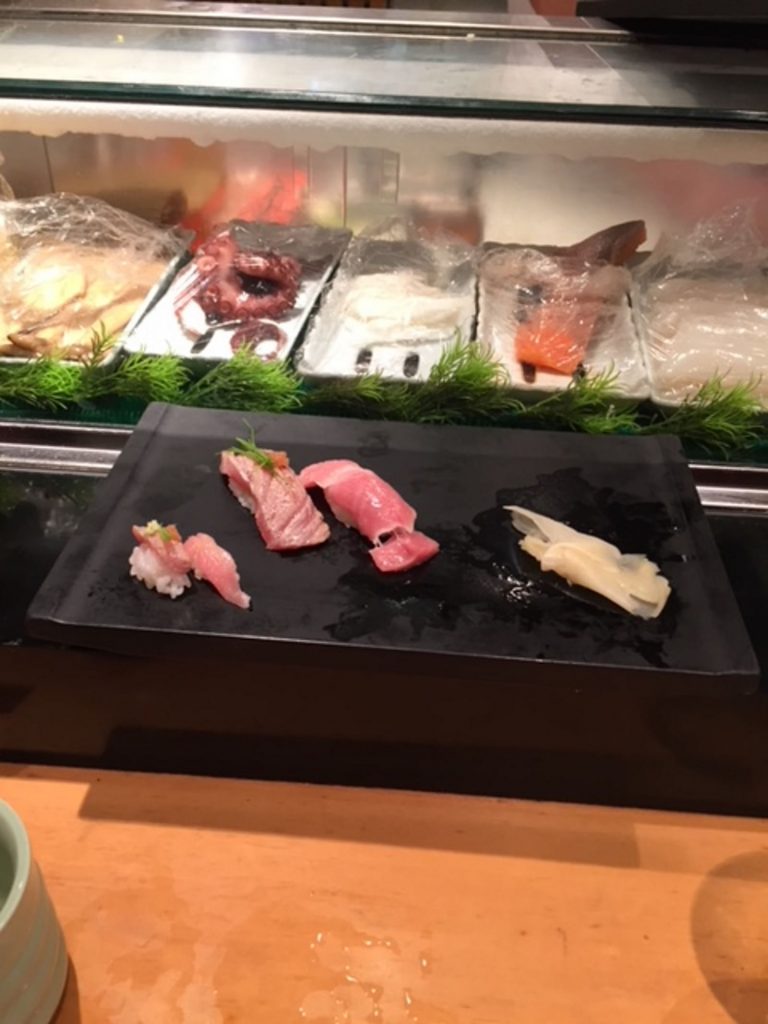 普通サイズのマグロのお寿司2貫とミニサイズのマグロのお寿司2貫が並んでいる写真の画像
