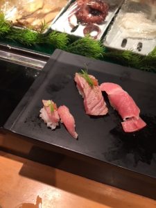 普通サイズのマグロのお寿司2貫とミニサイズのマグロのお寿司2貫が並んでいる写真の画像