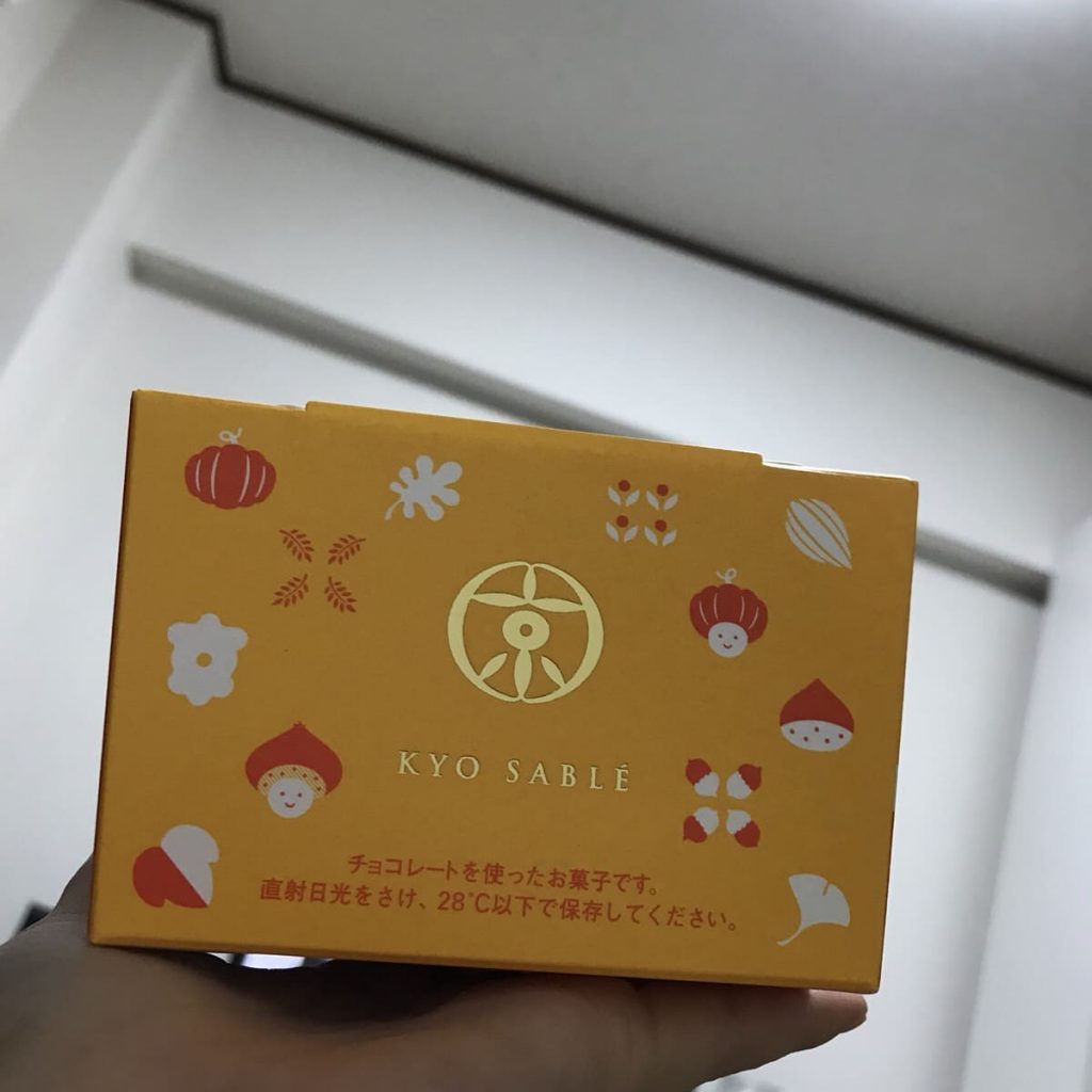黄色いパッケージのお菓子の箱の写真の画像
