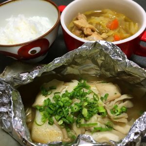 白身魚のホイル焼きとスープカレーの写真の画像