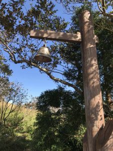 森の中にあるベルの写真の画像