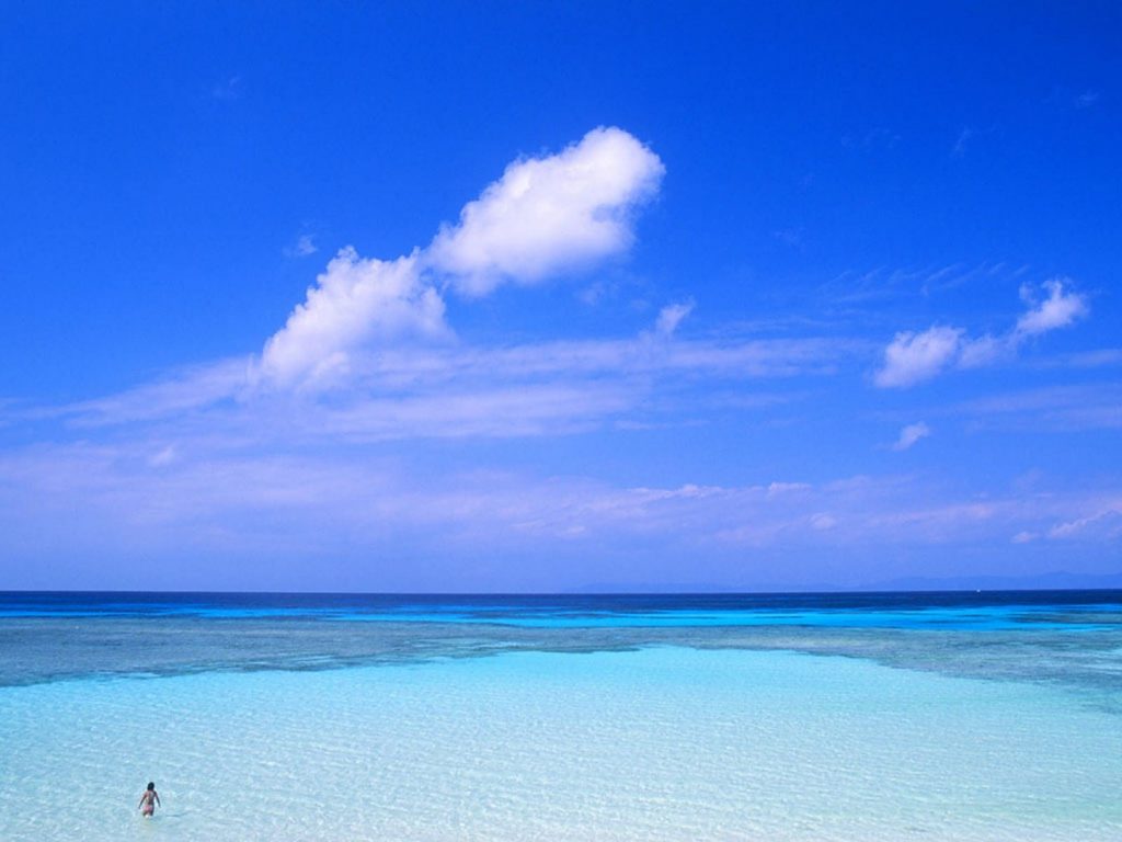 とても澄んだ海と真っ青な空がキレイな写真の画像