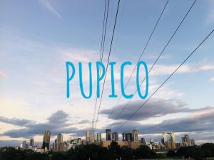 黄昏時の晴れた空と遠くにビル群が見える写真の画像