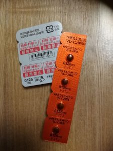 テーブルの上の薬のシートの写真の画像