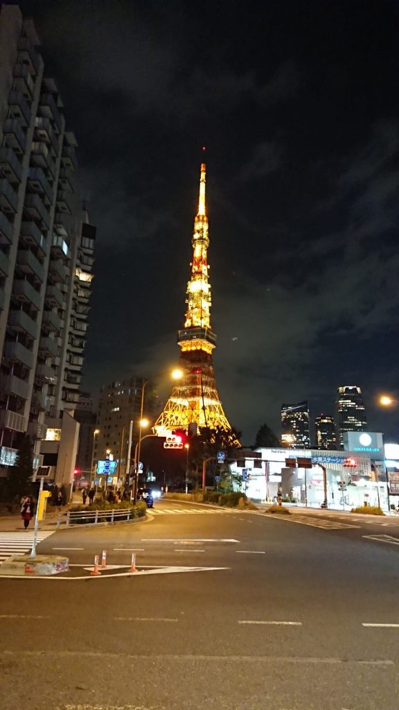 夜の東京タワーの写真の画像