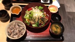 バジルチキン定食の写真の画像