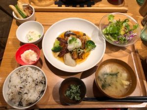 木製トレーに載せられたオシャレな定食の写真の画像