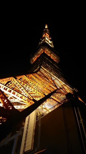 東京タワーを下から撮影した写真の画像