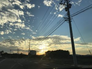 黄昏時の空の写真の画像