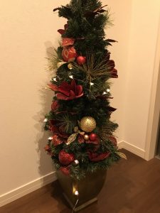 飾られたクリスマスツリーの写真の画像