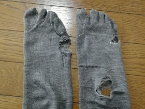 穴の開いた冷え取り靴下の写真の画像