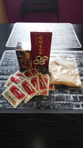 赤い箱に入った漢方薬の写真の画像