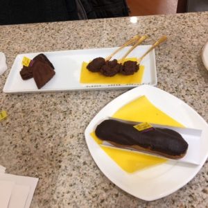 それぞれ白い器に盛られた、エクエアなどのチョコレート菓子の写真の画像