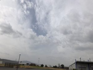 薄曇りの空の写真の画像