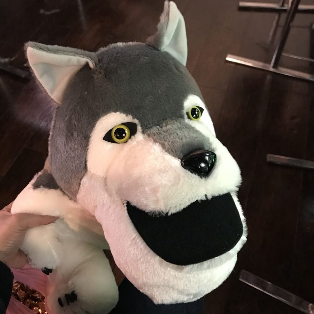 顎が大きいハスキー犬のぬいぐるみの写真の画像