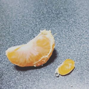 みかんの大きい房と小さい房の写真の画像