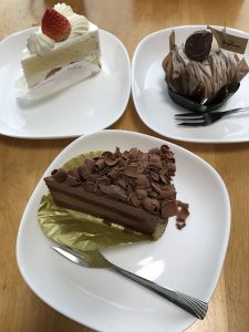 それぞれお皿に盛られた、チョコレートケーキ、モンブラン、ショートケーキの写真の画像