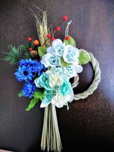 お花のついた可愛いお正月飾りの写真の画像