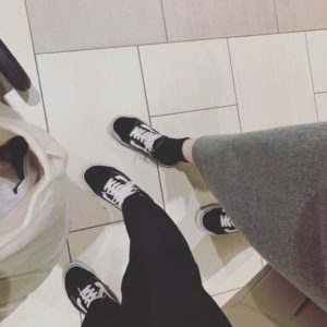 同じスニーカーを履いた女性の足元の写真の画像