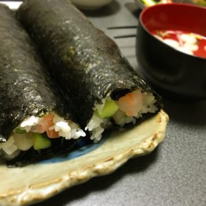 お皿に乗った手巻き寿司の写真の画像