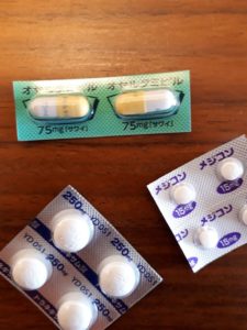 テーブルに置かれた抗生物質の写真の画像
