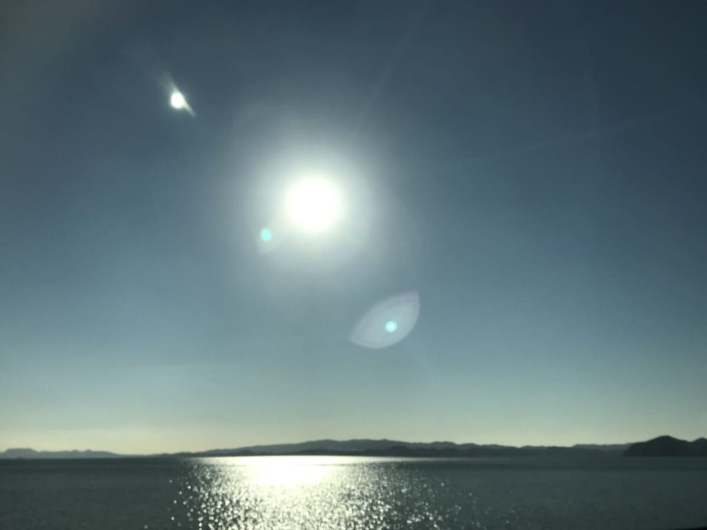水平線と太陽の写真の画像