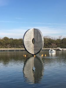 水上に建つ円型の石のモニュメントの写真の画像