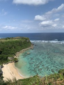 崖の上から撮影した海の写真の画像