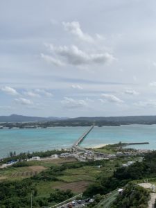 薄曇りの空と古宇利大橋の写真の画像