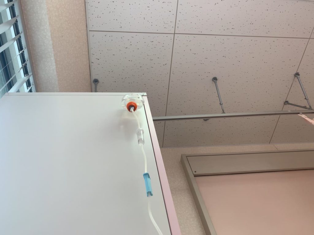 病室の天井と点滴の写真の画像