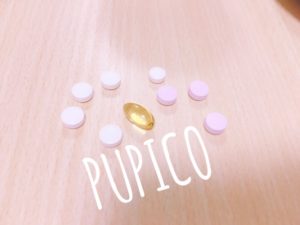 テーブルに並べられたサプリの粒の写真の画像