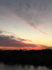 夕暮れ時の空と湖の写真の画像