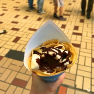 チョコのかかったクレープの写真の画像