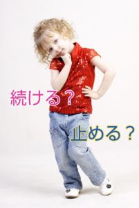 白人の小さな女の子が顎に手を当ててポーズを取っている写真の画像